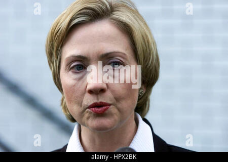 Senator-Auserwählten und First Lady Hillary Clinton an der Douglass Graffin Elementary School in Chappaqua, New York am 21. November 2000. Stockfoto