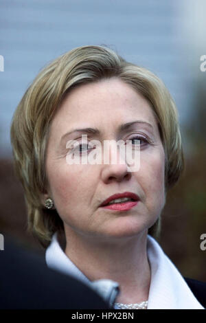 Senator-Auserwählten und First Lady Hillary Clinton an der Douglass Graffin Elementary School in Chappaqua, New York am 21. November 2000. Stockfoto