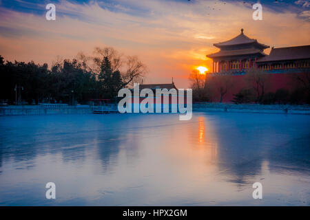 Peking, CHINA - 29. Januar 2017: schöne Tempelbau in der verbotenen Stadt, typisch alten chinesischen Architektur, zugefrorenen See vorne mit Su Stockfoto