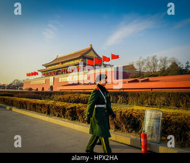 Peking, CHINA - 29. Januar 2017: schöne Tempelbau in der verbotenen Stadt, typisch alten chinesischen Architektur, Soldaten marschieren vor gu Stockfoto