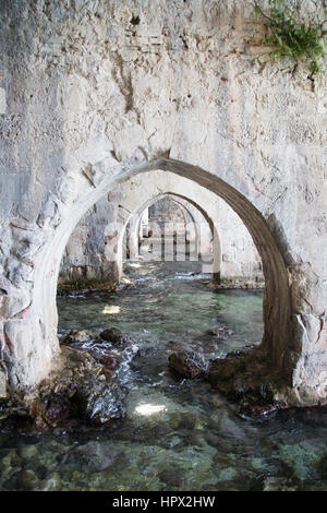 Bögen aus Stein im Inneren der Werft Alanay mittelalterlichen Burg im XIII. Jahrhundert von Alaeddin Keykubat mit türkisfarbenem Wasser gemacht Stockfoto