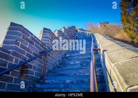 Peking, CHINA - 29. Januar 2017: extrem steil konkrete Schritte im Vorfeld der großen Mauer, schöner sonniger Tag, befindet sich am Juyong Sehenswürdigkeit. Stockfoto