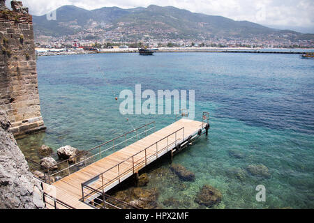 Meer- und Bergblick von Alanya Burg mit türkisfarbenen Meer und Felsen sichtbar an Ober- und Unterseite pier Stockfoto