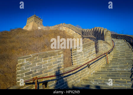 Peking, CHINA - 29. Januar 2017: extrem steil konkrete Schritte im Vorfeld der großen Mauer, schöner sonniger Tag, befindet sich am Juyong Sehenswürdigkeit. Stockfoto