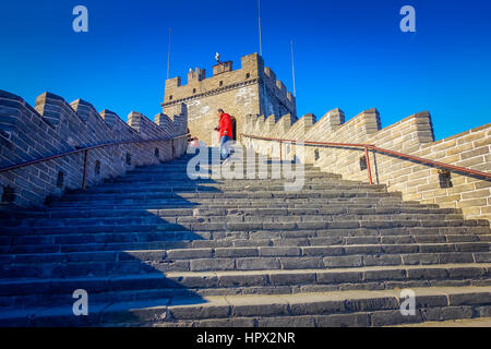 Peking, CHINA - 29. Januar 2017: extrem steil konkrete Schritte im Vorfeld der großen Mauer, schöner sonniger Tag, befindet sich am Juyong Sehenswürdigkeit. Stockfoto