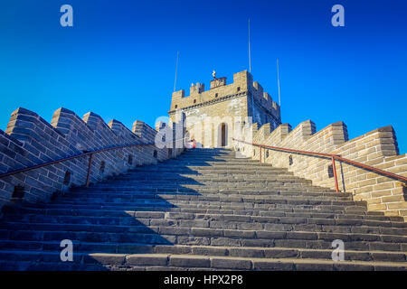 Peking, CHINA - 29. Januar 2017: extrem steil konkrete Schritte im Vorfeld der großen Mauer, schöner sonniger Tag, befindet sich am Juyong Sehenswürdigkeit. Stockfoto