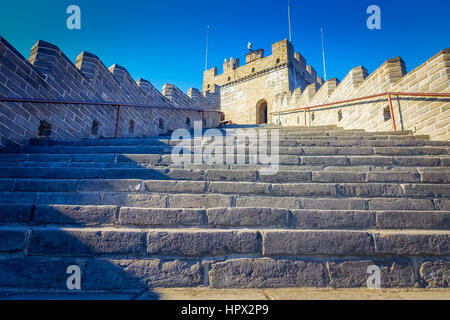 Peking, CHINA - 29. Januar 2017: extrem steil konkrete Schritte im Vorfeld der großen Mauer, schöner sonniger Tag, befindet sich am Juyong Sehenswürdigkeit. Stockfoto