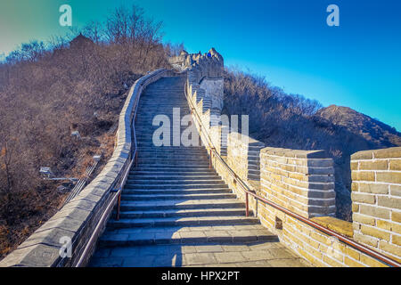 Peking, CHINA - 29. Januar 2017: extrem steil konkrete Schritte im Vorfeld der großen Mauer, schöner sonniger Tag, befindet sich am Juyong Sehenswürdigkeit. Stockfoto