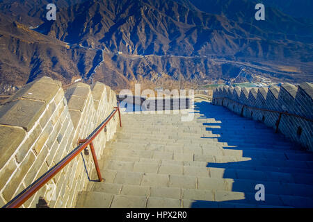 Peking, CHINA - 29. Januar 2017: extrem steil konkrete Schritte im Vorfeld der großen Mauer, schöner sonniger Tag, befindet sich am Juyong Sehenswürdigkeit. Stockfoto