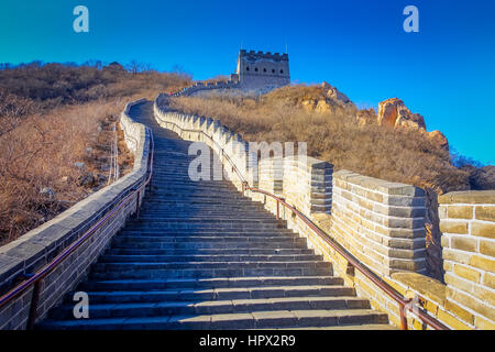 Peking, CHINA - 29. Januar 2017: extrem steil konkrete Schritte im Vorfeld der großen Mauer, schöner sonniger Tag, befindet sich am Juyong Sehenswürdigkeit. Stockfoto