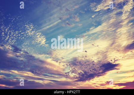 Farbe getönt schöne Wolkengebilde bei Sonnenuntergang. Stockfoto