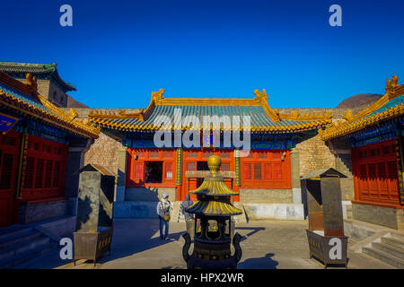 Peking, CHINA - 29. Januar 2017: herumlaufen auf der beeindruckenden Mauer, kleine Tempel, Statuen und Geschäfte rund um, schöner sonniger Tag, befindet sich Stockfoto