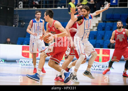 31. Januar 2016: Marko Sutalo #4 CS Dinamo Bukarest L und Mihail Octavian Paul #5 von Steaua CSM EximBank Bukarest R während der LNBM - Herren Basketball-Bundesliga Rumänien Spiel zwischen Steaua CSM EximBank Bukarest (ROU) Vs CS Dinamo Bukarest (ROU) in Polyvalent Sporthalle in Bukarest, Rumänien ROU.   Foto: Cronos/Catalin Soare Stockfoto