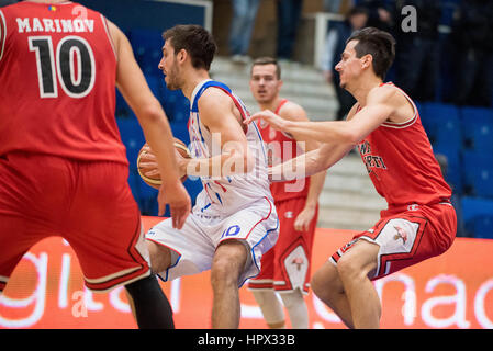 31. Januar 2016: Nikola Malesevic #10 von Steaua CSM EximBank Bukarest und Marko Sutalo #4 CS Dinamo Bukarest während der LNBM - Herren Basketball-Bundesliga Rumänien Spiel zwischen Steaua CSM EximBank Bukarest (ROU) Vs CS Dinamo Bukarest (ROU) in Polyvalent Sporthalle in Bukarest, Rumänien ROU.  Foto: Cronos/Catalin Soare Stockfoto