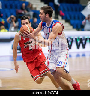 31. Januar 2016: Nikola Malesevic #10 von Steaua CSM EximBank Bukarest und Marko Sutalo #4 CS Dinamo Bukarest während der LNBM - Herren Basketball-Bundesliga Rumänien Spiel zwischen Steaua CSM EximBank Bukarest (ROU) Vs CS Dinamo Bukarest (ROU) in Polyvalent Sporthalle in Bukarest, Rumänien ROU.   Foto: Cronos/Catalin Soare Stockfoto