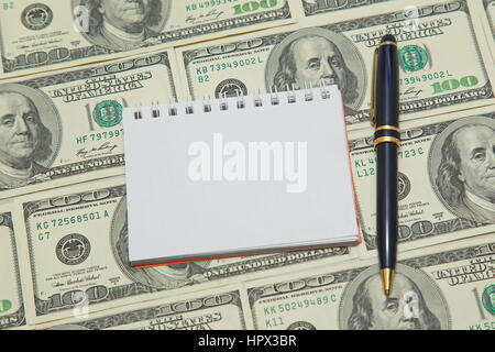 Notebook-Leerseite auf Dollar-Hintergrund Stockfoto