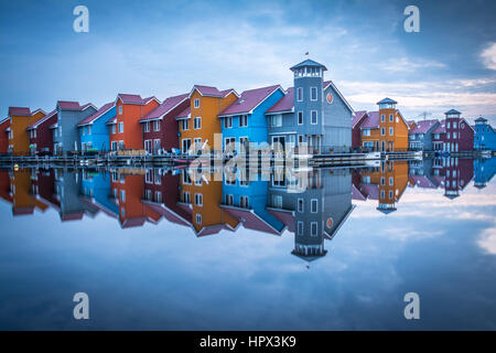 Eine typische holländische Szene in Groningen, Reitdiephaven. Bunte Häuser spiegelt sich im Wasser in den Hafen. Stockfoto