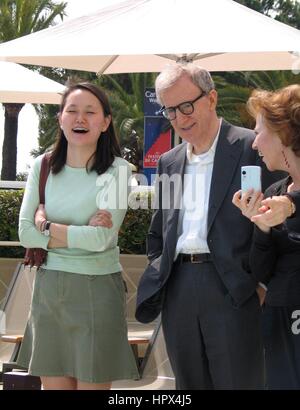 Woody Allen mit Frau Soon-Yi Previn und seine Schwester Produzentin Letty Aronson an das Hotel Martinez Teilnahme an der 58. Annual Cannes Film Festival (Festival De Cannes) in Cannes, Frankreich 11. Mai 2005 Stockfoto