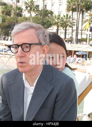 Woody Allen und Soon-Yi Previn auf das Hotel Martinez Teilnahme an der 58. jährlichen Cannes Film Festival (Festival De Cannes) in Cannes, Frankreich 11. Mai 2005 Frau Stockfoto