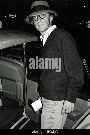 USA WOODY ALLEN (ANFANG DER 80ER JAHRE) VERLASSEN ELAINES RESTAURANT NRE YORK CITY KREDIT ALLE VERWENDET Stockfoto