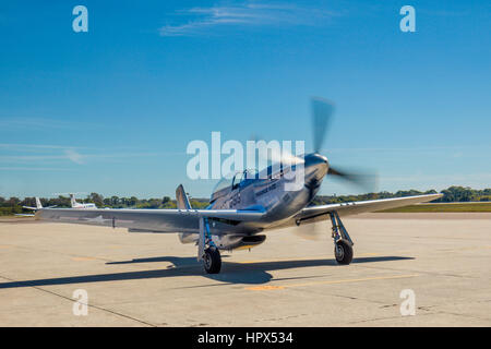 P-51 Mustang Kämpfer am Flügel des FreedomTour der historischen Oldtimer WWII Krieg Flugzeuge am Flughafen Venedig in Venedig Florida Stockfoto