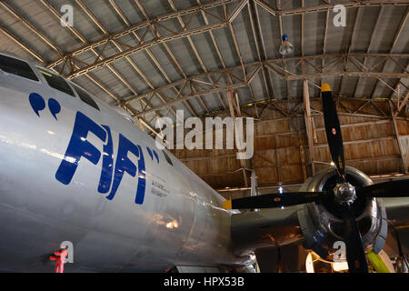 Die B29 Superfortress "FiFi" gewartet in der Nebensaison im Musée Vintage fliegen. FiFi ist eine der 2 B29s links fliegen. Stockfoto