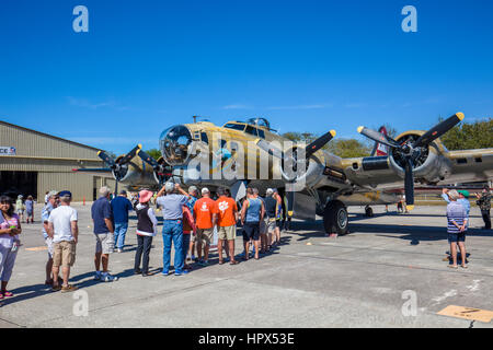 B-17 Flying Fortress Bomber am Flügel des FreedomTour der historischen Oldtimer WWII Krieg Flugzeuge am Flughafen Venedig in Venedig Florida Stockfoto