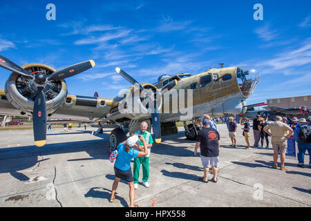 B-17 Flying Fortress Bomber am Flügel des FreedomTour der historischen Oldtimer WWII Krieg Flugzeuge am Flughafen Venedig in Venedig Florida Stockfoto