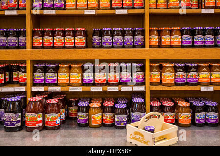 Das Innere der Smucker Store in Orville, Ohio, USA. Stockfoto