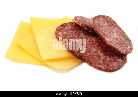 Käse und Salami Kürzungen, isolierten Scheiben Studio gedreht Closeup, detaillierte Stücke Stockfoto