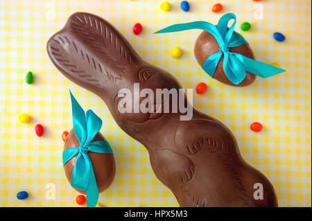 Glücklich Schokolade Ostereier und Häschen auf gelbe Tischdecke, Nahaufnahme. Stockfoto
