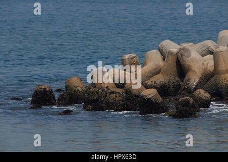 Strand Meer mit Dreieck Kunststeine. Verteidigung gegen Seemacht Stockfoto