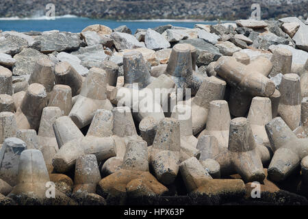 Strand Meer mit Dreieck Kunststeine. Verteidigung gegen Seemacht Stockfoto