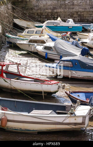 Bei Ebbe bedeutet, dass Boote vertäut im Boot Pool in Dartmouth auf dem Sand, die darauf warten sitzen, wieder zu schweben, wenn die Flut zurück kommt. Stockfoto