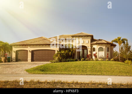 Südflorida Einfamilienhaus in sonniger Tag. Typische Südwesten Florida Betonblock und Stuck Home in der Landschaft mit Palmen, tropischen Stockfoto