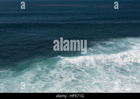 Wellen aus dem Pazifik abstürzen an der Küste von La Jolla Cove in San Diego, Kalifornien. Stockfoto