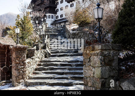 Steintreppe auf die traditionelle Stadt Stockfoto