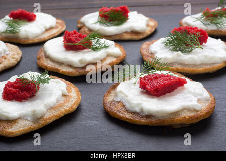 Traditionelle russische hausgemachte Blinis mit Sauerrahm und rotem Kaviar. Selektiven Fokus Stockfoto