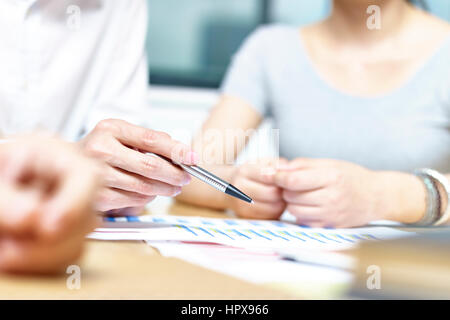 Closeup Schuss Hände von corporate Menschen treffen im Büro Geschäft zu diskutieren. Stockfoto