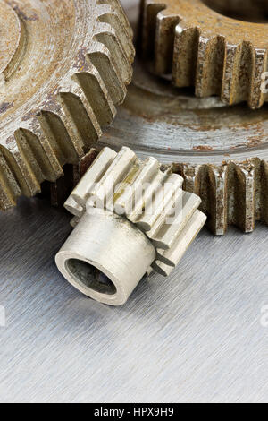alte rostige Getriebe Zahnräder auf zerkratzten Metall Industrieerfahrung Makro Stockfoto