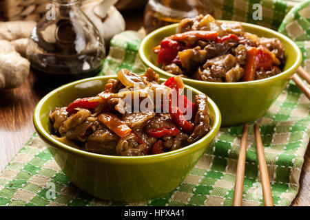 Chinesische klebrige Schweinefleisch Rinderfilet gebraten mit einem süßen und herzhaften Soße mit gekochtem Reis serviert Stockfoto