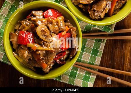 Chinesische klebrige Schweinefleisch Rinderfilet gebraten mit einem süßen und herzhaften Soße mit gekochtem Reis serviert Stockfoto