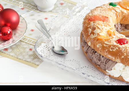 Traditionelles spanisches Gebäck "Roscón de Reyes" Stockfoto