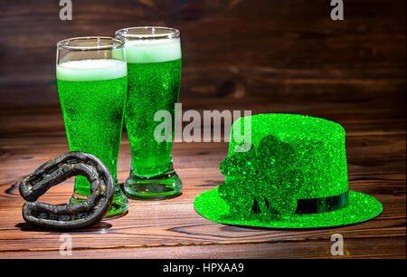 St. Patricks Day mit Brille Jungbier, Kleeblatt, leichte Kobold Hut auf Vintage Holz-Hintergrund, Nahaufnahme Stockfoto