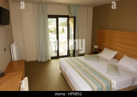 Sivota, Griechenland - 9. Mai 2013: Innenliegendes Zimmer mit einem großen Bett in einem modernen griechischen Hotel. Stockfoto