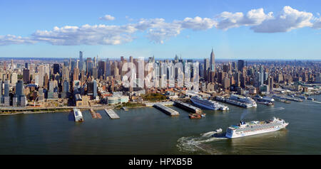 New York, USA, 28. September 2013: New York Luftaufnahme der Kreuzfahrtschiffe im Hafen und die Skyline von Manhattan Stockfoto