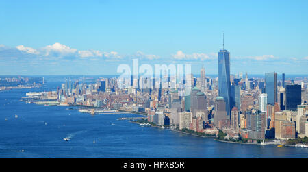 New York, USA, 28. September 2013: Hafen von New York mit dem Empire State Building und Hudson River, Luftbild Stockfoto