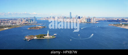 New York, USA, 28. September 2013: New York Harbor Luftbild mit Freiheitsstatue an einem klaren Tag Stockfoto