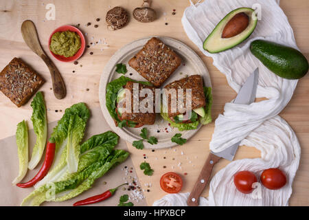 Hausgemachte Bio vegetarische Pilz Burger mit Tomate und Guacamole, Ansicht von oben. Stockfoto