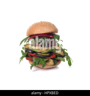 Veggie Kichererbse Falafel-Burger mit Rucola, Zucchini, Avocado und Senf. Isoliert auf weißem, Clipping-Pfad enthalten. Stockfoto